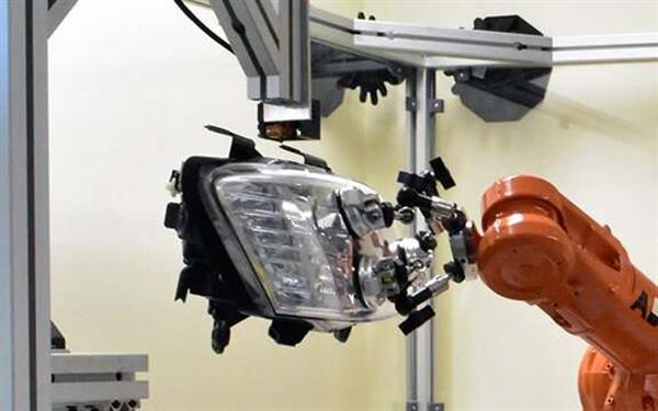 3D打印機(jī)器人在汽車前照燈組件上成功3D打印替換接線片 3D打印機(jī)器人在汽車前照燈組件上成功3D打印替換接線片