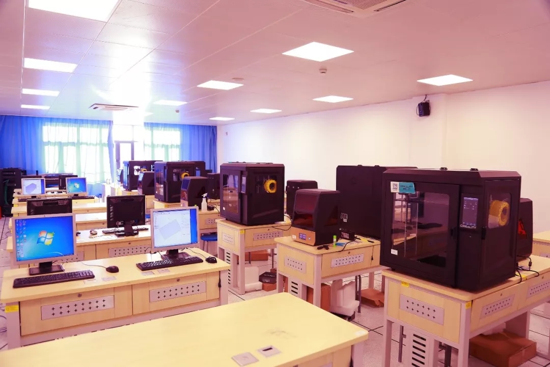 3D打印機場地堆滿了創想三維的3D打印機 3D打印機場地堆滿了創想三維的3D打印機