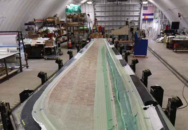 NREL 研究人員的 13 米熱塑性葉片原型的一部分 NREL 研究人員的 13 米熱塑性葉片原型的一部分