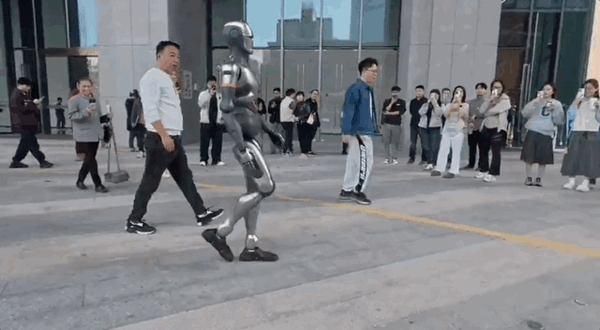 國產(chǎn)人形機器人街邊溜達爆火海外:自然步態(tài)大步流星如模特T臺秀