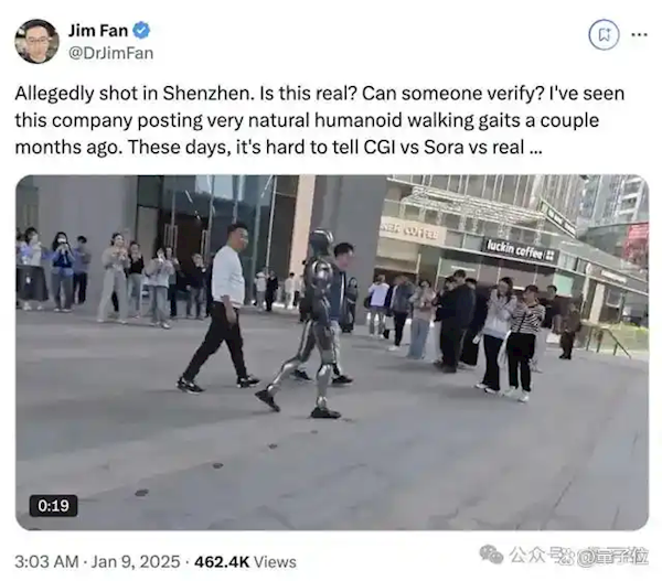 國產(chǎn)人形機器人街邊溜達爆火海外:自然步態(tài)大步流星如模特T臺秀