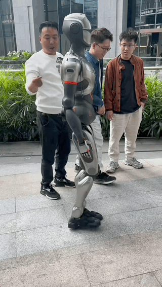 超自然步態大步流星十幾米:深圳人形機器人街邊溜達爆火海外!