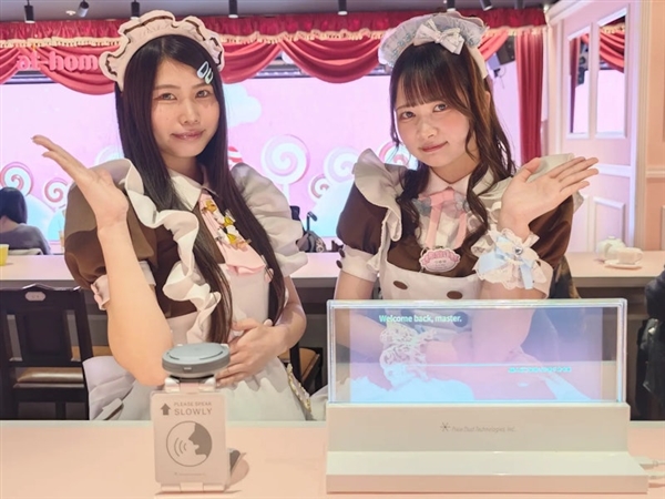 日本女仆咖啡廳引入AI翻譯屏幕:透明實時字幕 顧客可清晰觀察女仆表情與動作