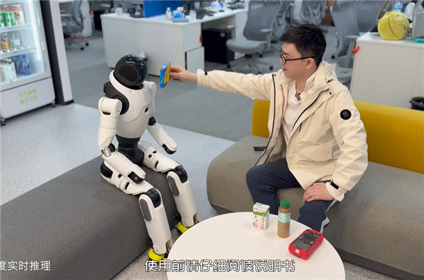 稚暉君和機器人 離不開自行車